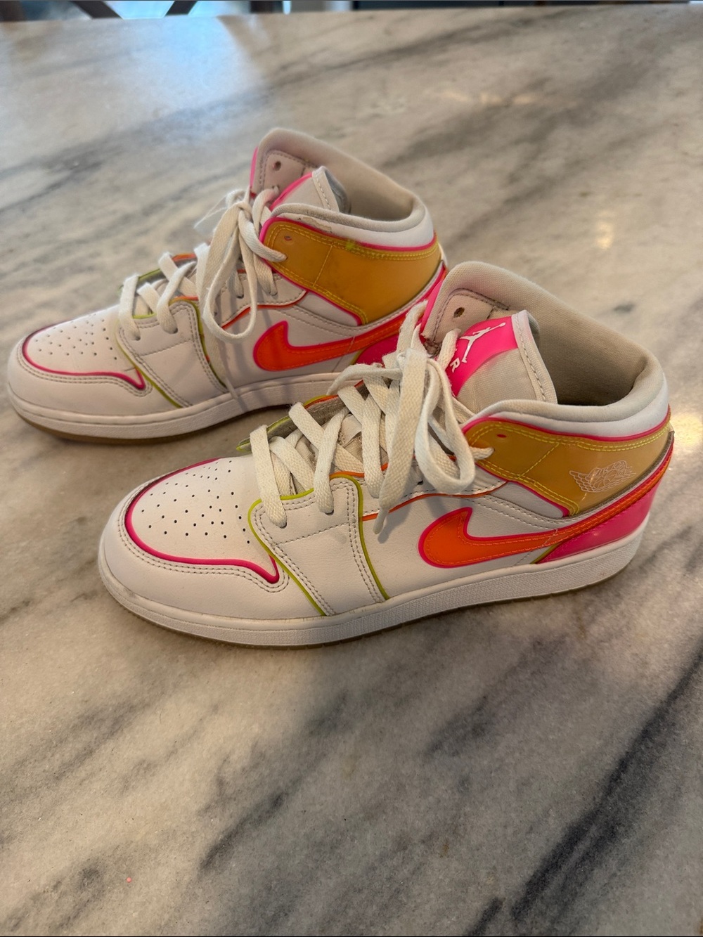 Jordan 1 Mid
Edge Glow (GS) Size 7 Youth